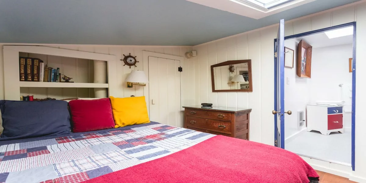 Captains Cabin Room